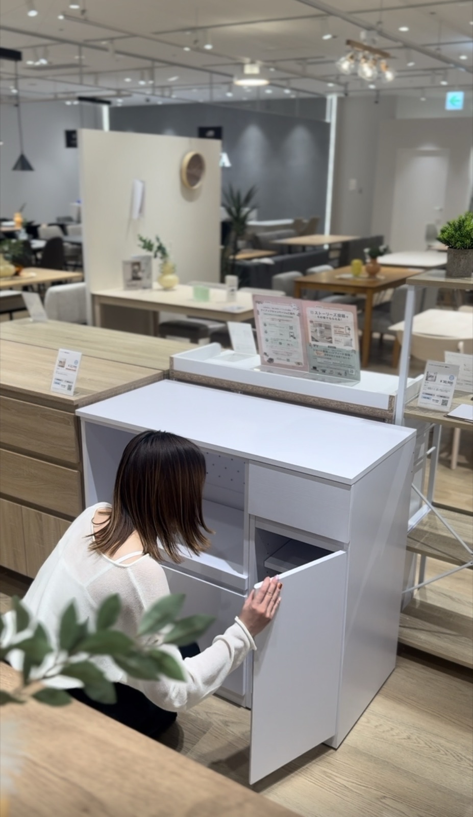 家具を見ている様子